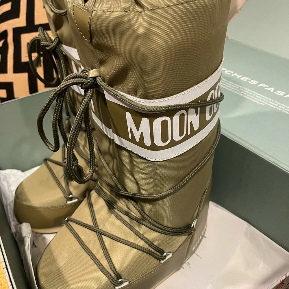 Olive Moonboot Size 35/38EU (Size 5-8 in womens can fit shoe) Very comfortable.